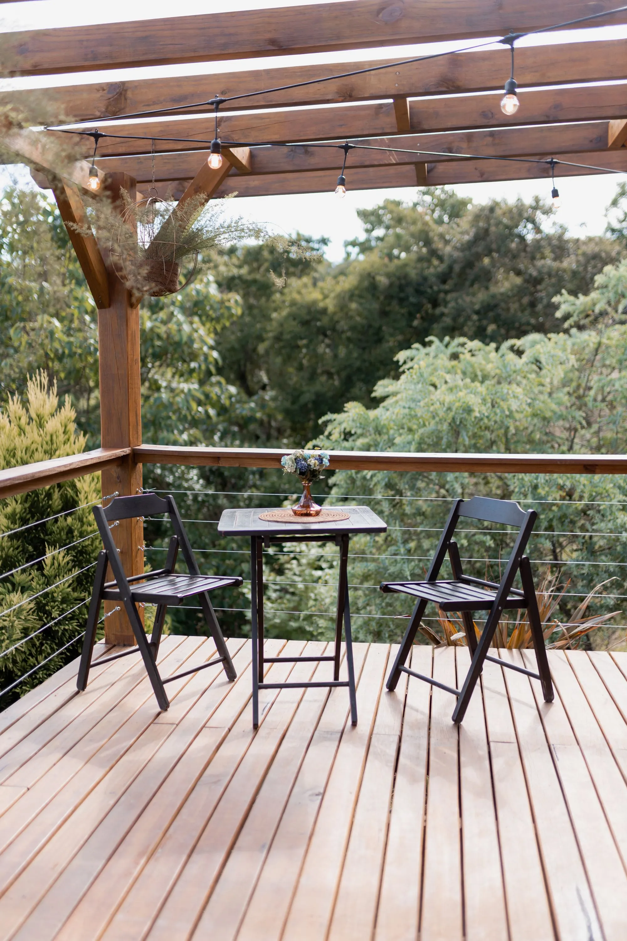 Dřevěná pergola s posezením a výhledem do zeleně