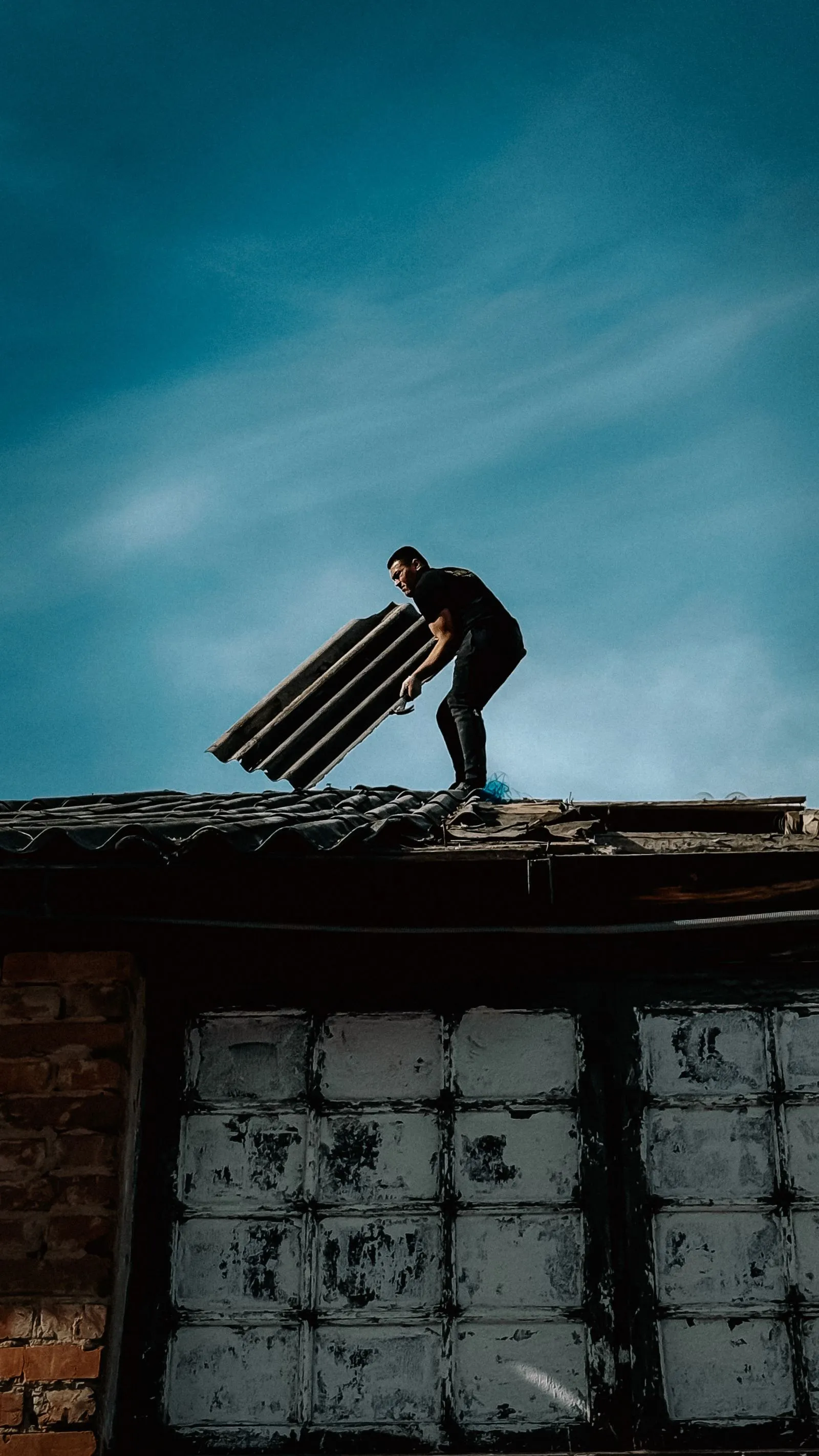 Pokrývač přenáší krytinu po střeše